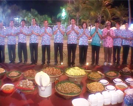 Pattaya Mayor pays respect during Wan Lai